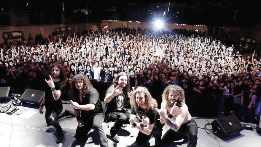 Una imagen de la banda de heavy metal WarCry durante un concierto. // WarCry