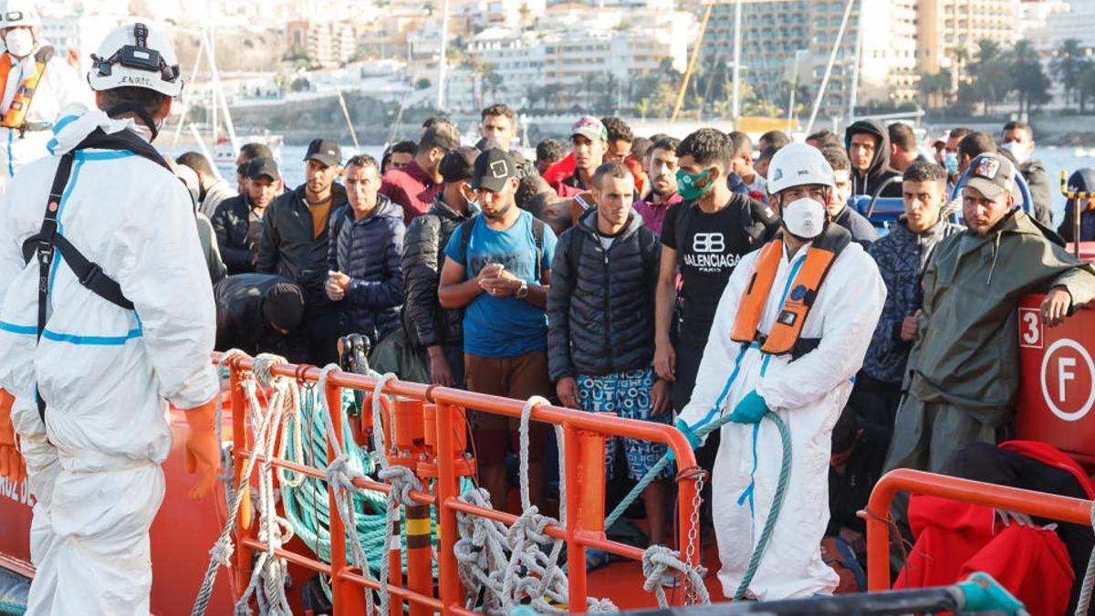 Trabajadores de Cruz Roja ayudan en Canarias a trasladar a migrantes