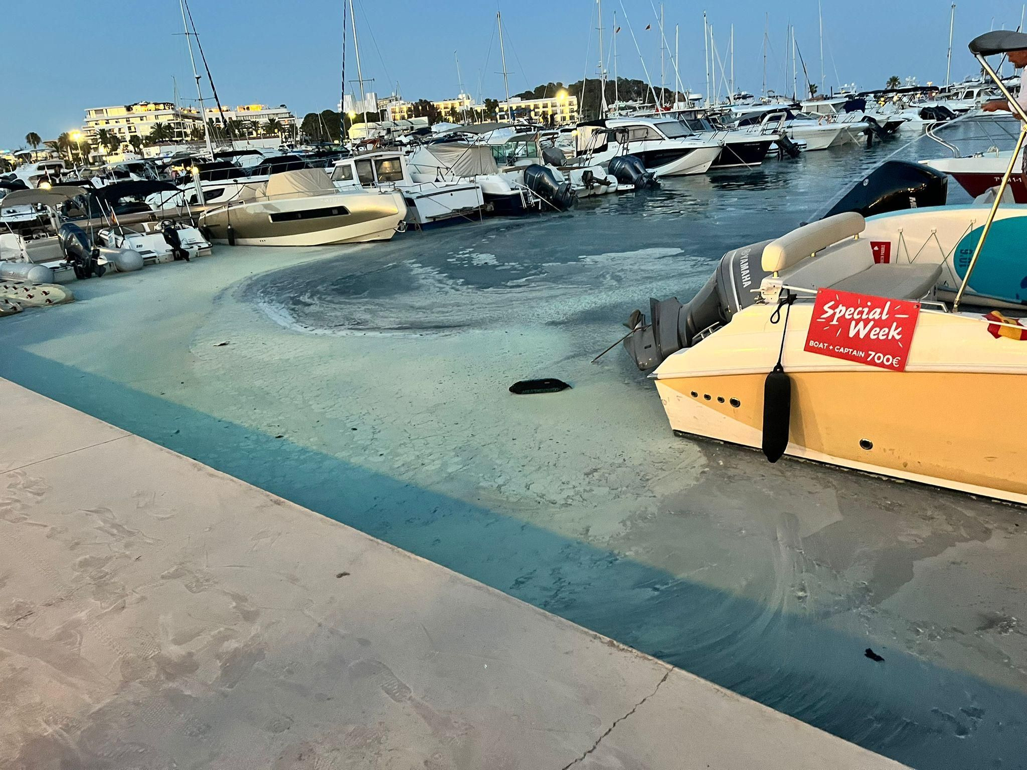 Arde una embarcación en el puerto de Santa Eulària