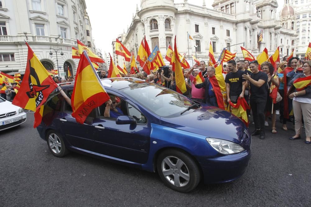 Caravana de vehículos con banderas españolas en València