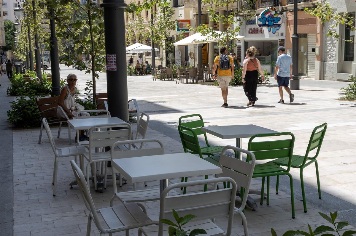 Sillas vacías en terrazas de Alicante por las fuertes temperaturas