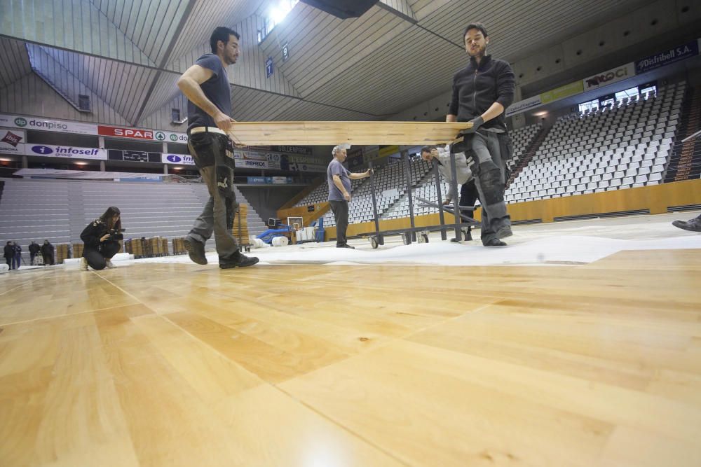 Col·locació del nou parquet del pavelló de Fontajau