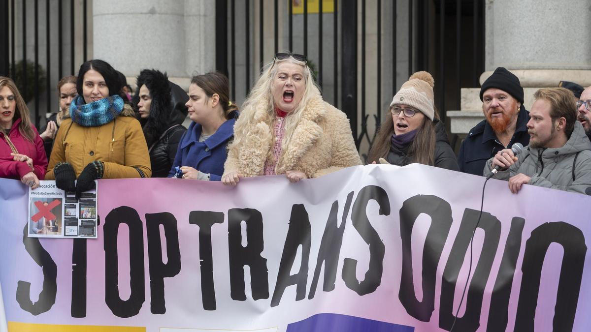 Protesta de colectivos trans ante el Ministerio de Igualdad