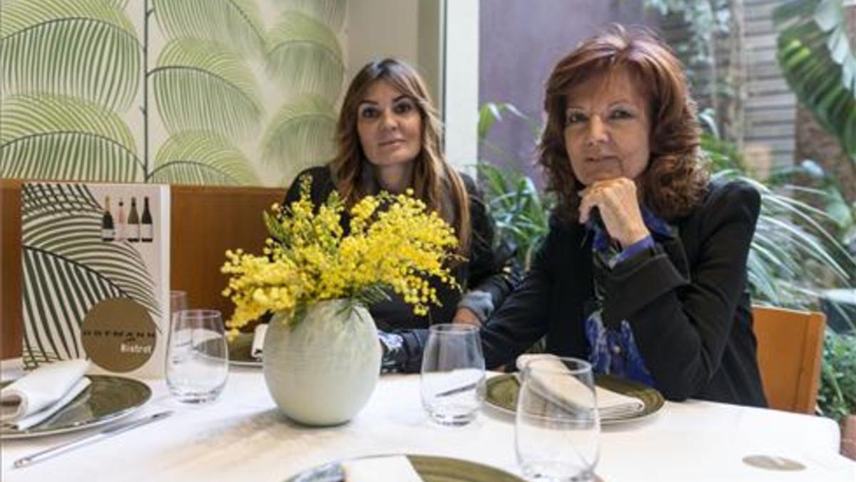 Silvia P. Hofmann y su madre Mey, en una de las mesas del nuevo 'bistrot'. Foto: Violeta Palazón