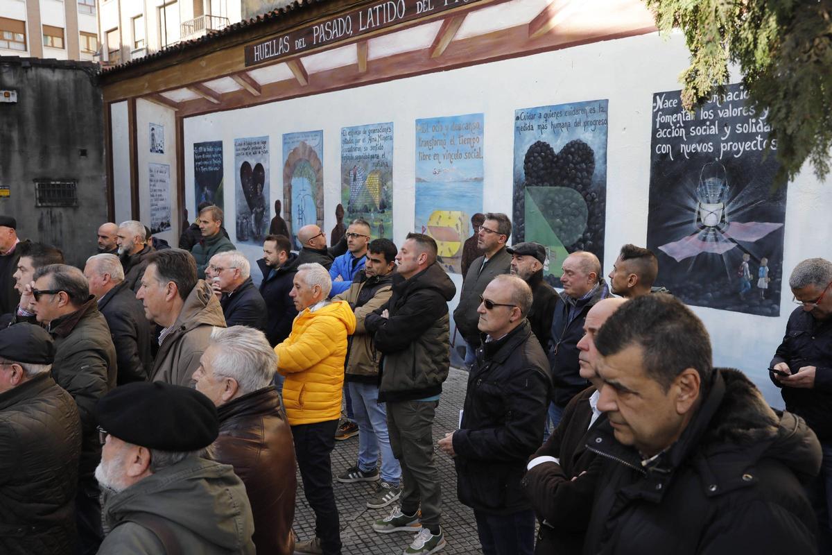Asistentes a la inauguración del mural en la sede del Soma-Fitag-UGT en Sama