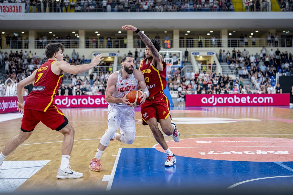 Tornike Shengelia intenta penetrar ante Izan Almansa y Hugo González en el Georgia-España de clasificación para el Mundobasket de 2027.