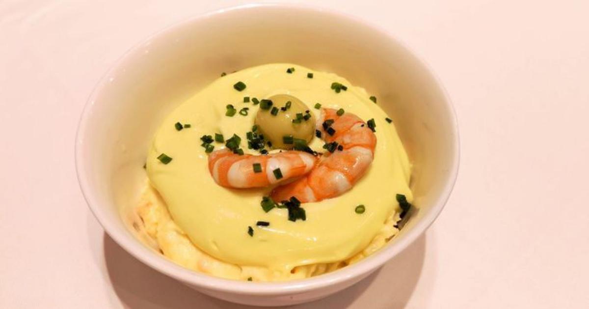 Ensaladilla rusacon esferificación de aceituna. el delantal