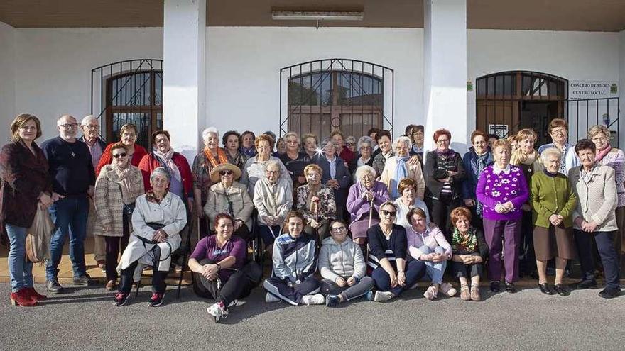 Foto de familia de los asistentes al homenaje.