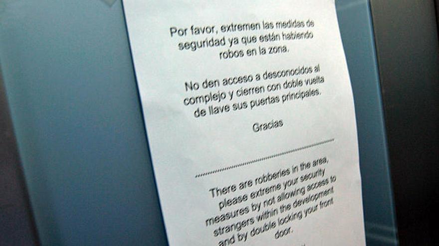 Carteles. Uno de las advertencias vecinales, pegada en un ascensor.