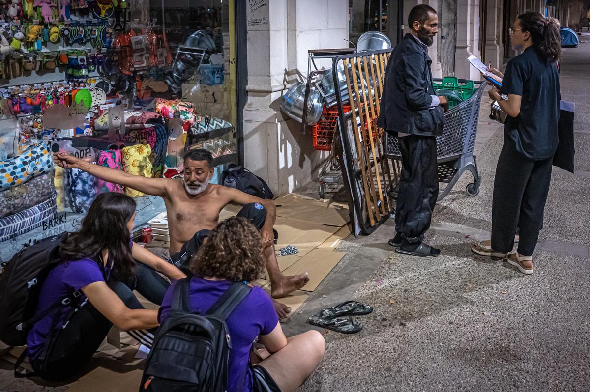 Arrels recuenta a las personas durmiendo en la calle en Barcelona