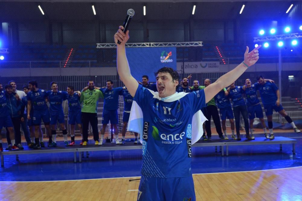 El Teucro levanta la copa que le lleva a la Asobal