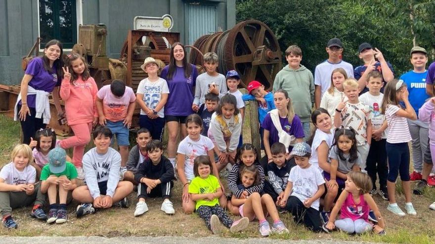 El grupo que visitó el museo minero de Lousame.