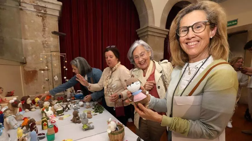 Un grupo de 18 voluntarias elabora muñecos para venderlos en un mercadillo solidario, su recaudación irá al Comedor de San Francisco