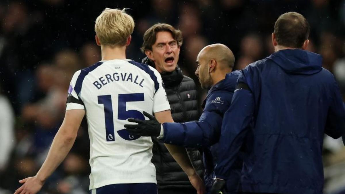 Thomas Frank, junto a Bergvall, en el partido del Tottenham ante el Chelsea