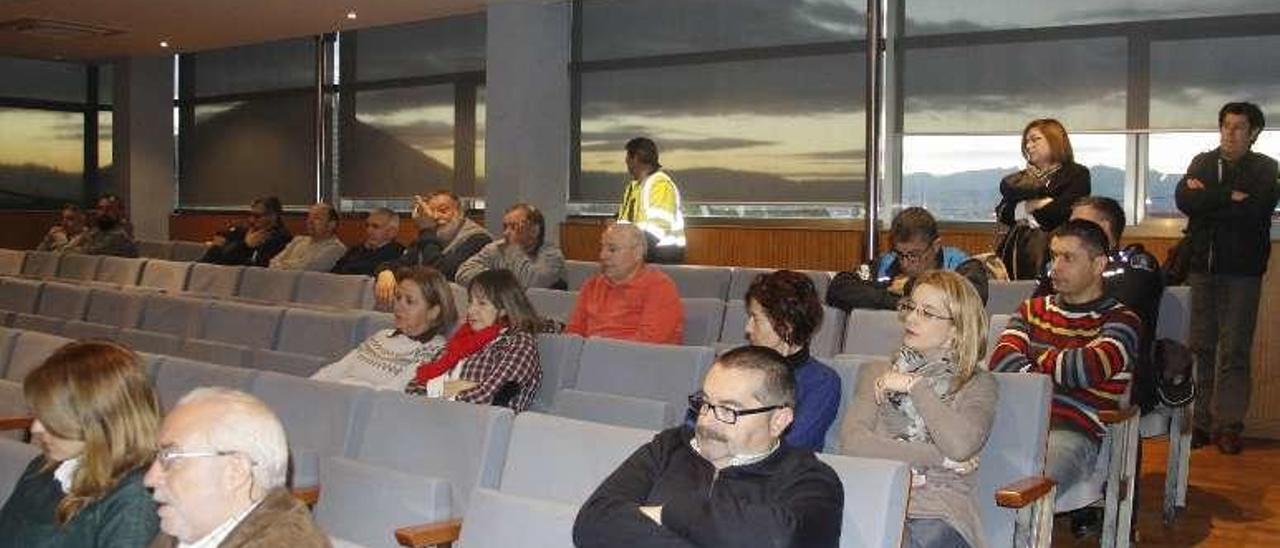 Trabajadores municipales, en una asamblea en el Concello. // S.Á.