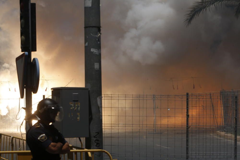 La mascletà de la pirotecnia valenciana Fuegos Artificiales del Mediterráneo hace retumbar la emblemática plaza con un disparo compacto con un potente final terrestre y aéreo