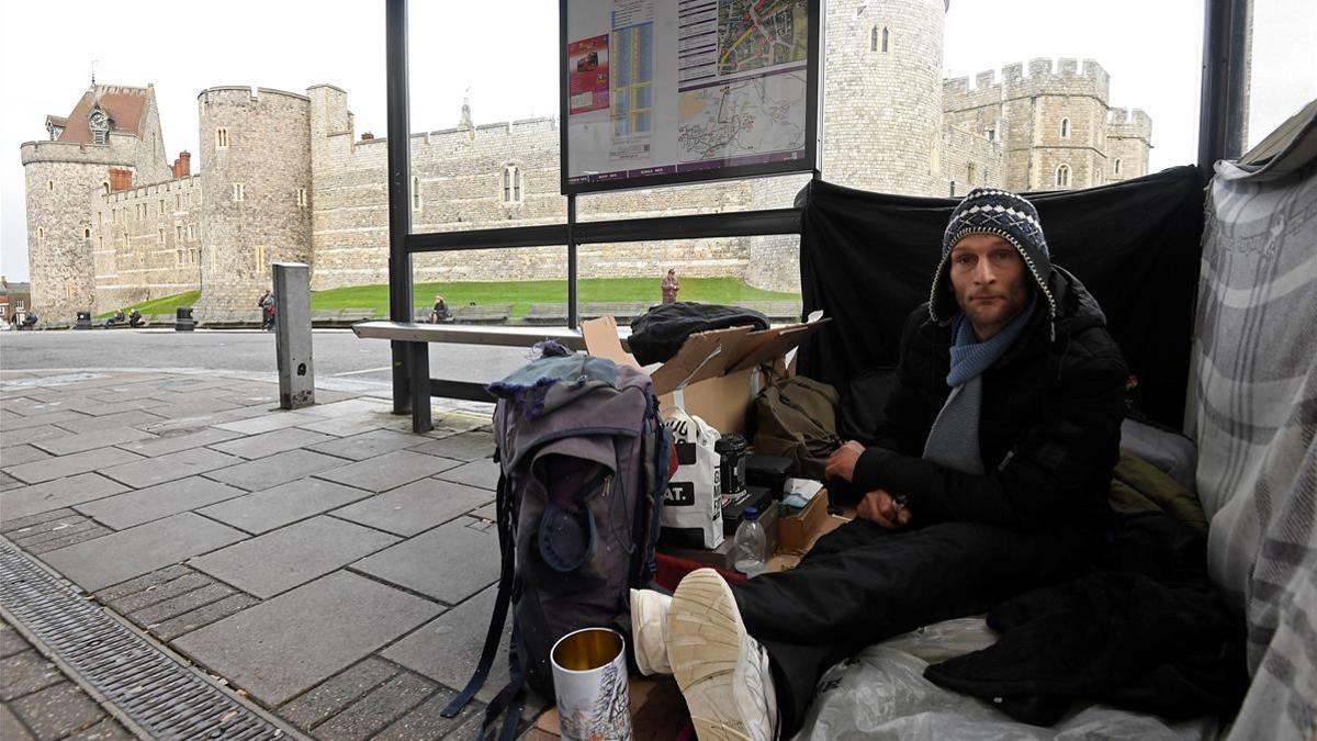 lmmarco41473771 stuart  a homeless man  sits under a bus shelter where he sl180104203849