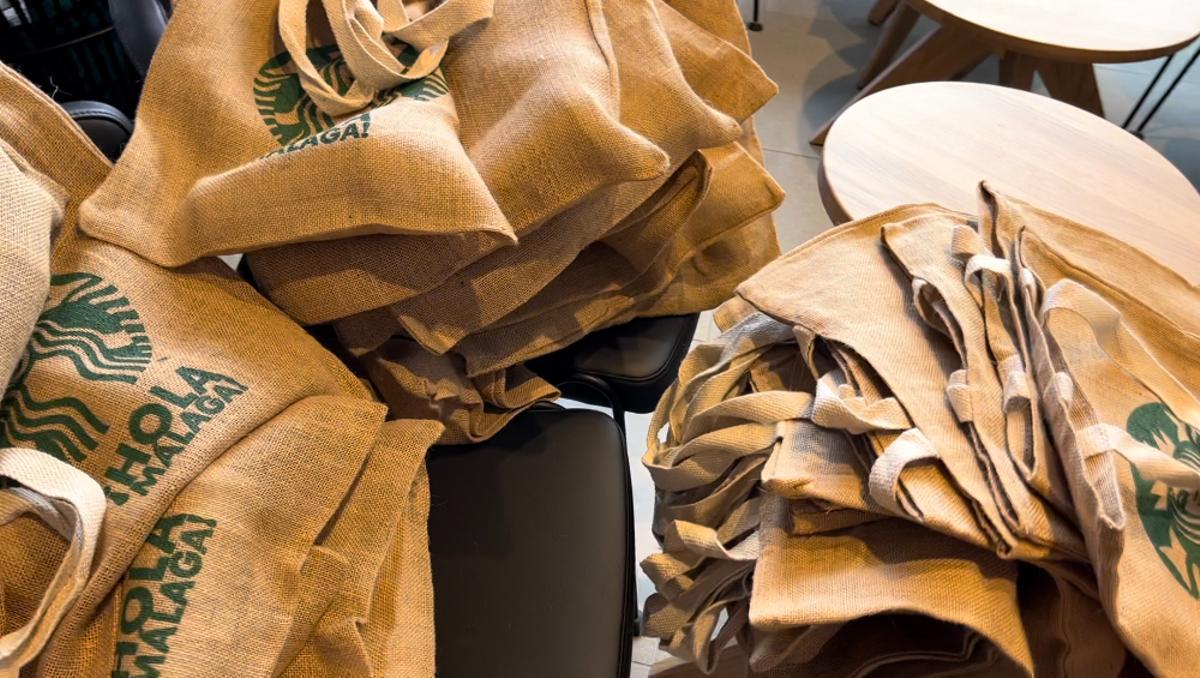 Tote bags de regalo a los 100 primeros clientes del nuevo Starbucks