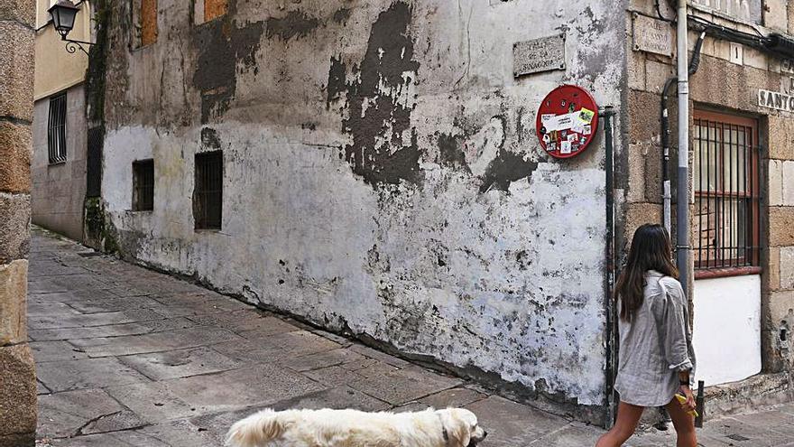 Edificio deteriorado en la Ciudad Vieja.  | // CARLOS PARDELLAS