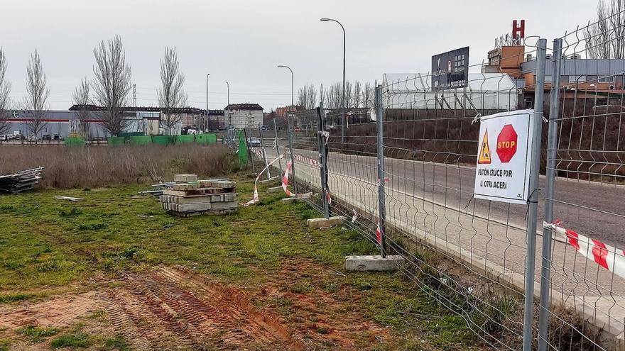 Solas del nuevo parque de bomberos vallado por la UTE que ejecuta las obras. | A. F.