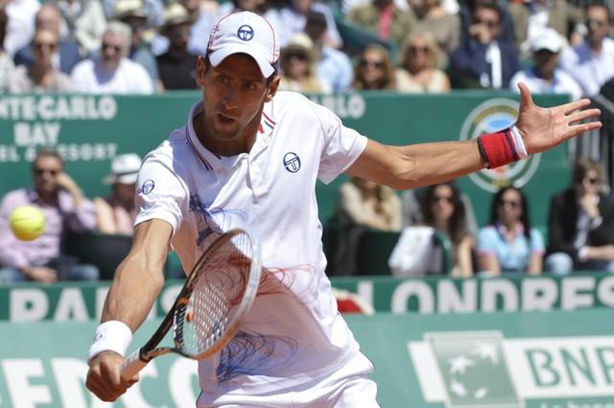 El serbi Novak {Djokovic} torna la bola a l’espanyol Rafael Nadal durant la final del torneig de tennis de Montecarlo, que ha guanyat el mallorquí.