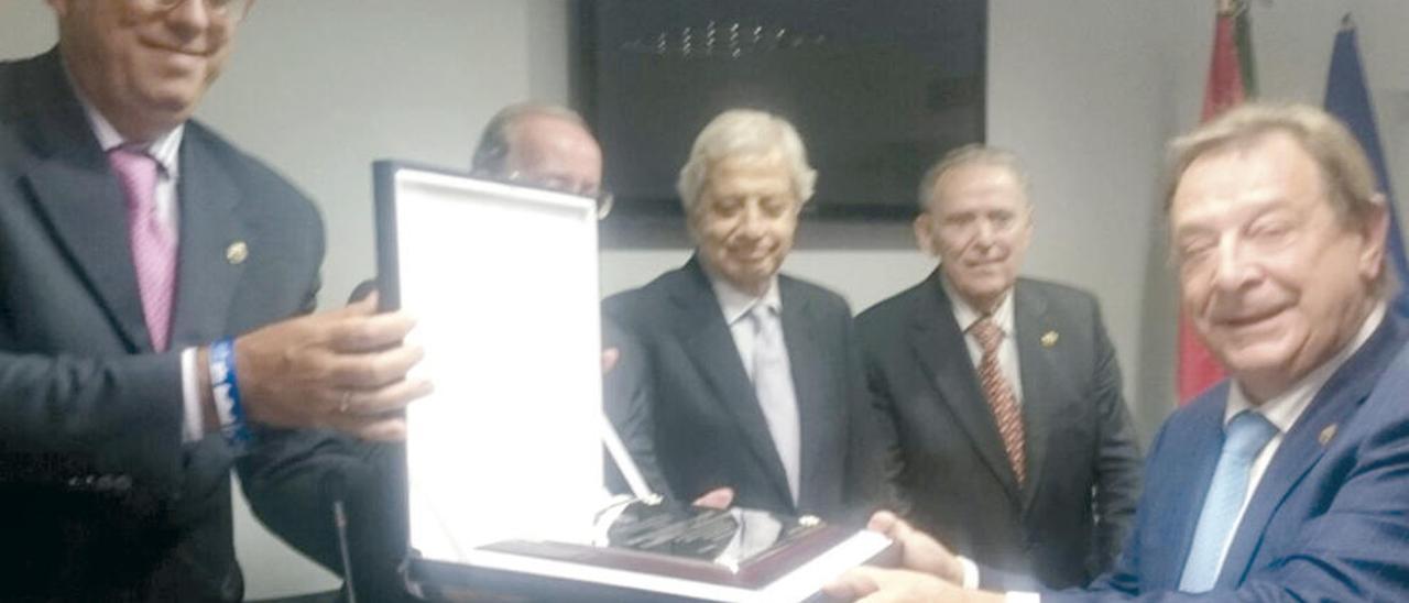 Mantilla recibe la distinción de Titulado del Año de manos del presidente del Colegio, Eladio Acevedo.