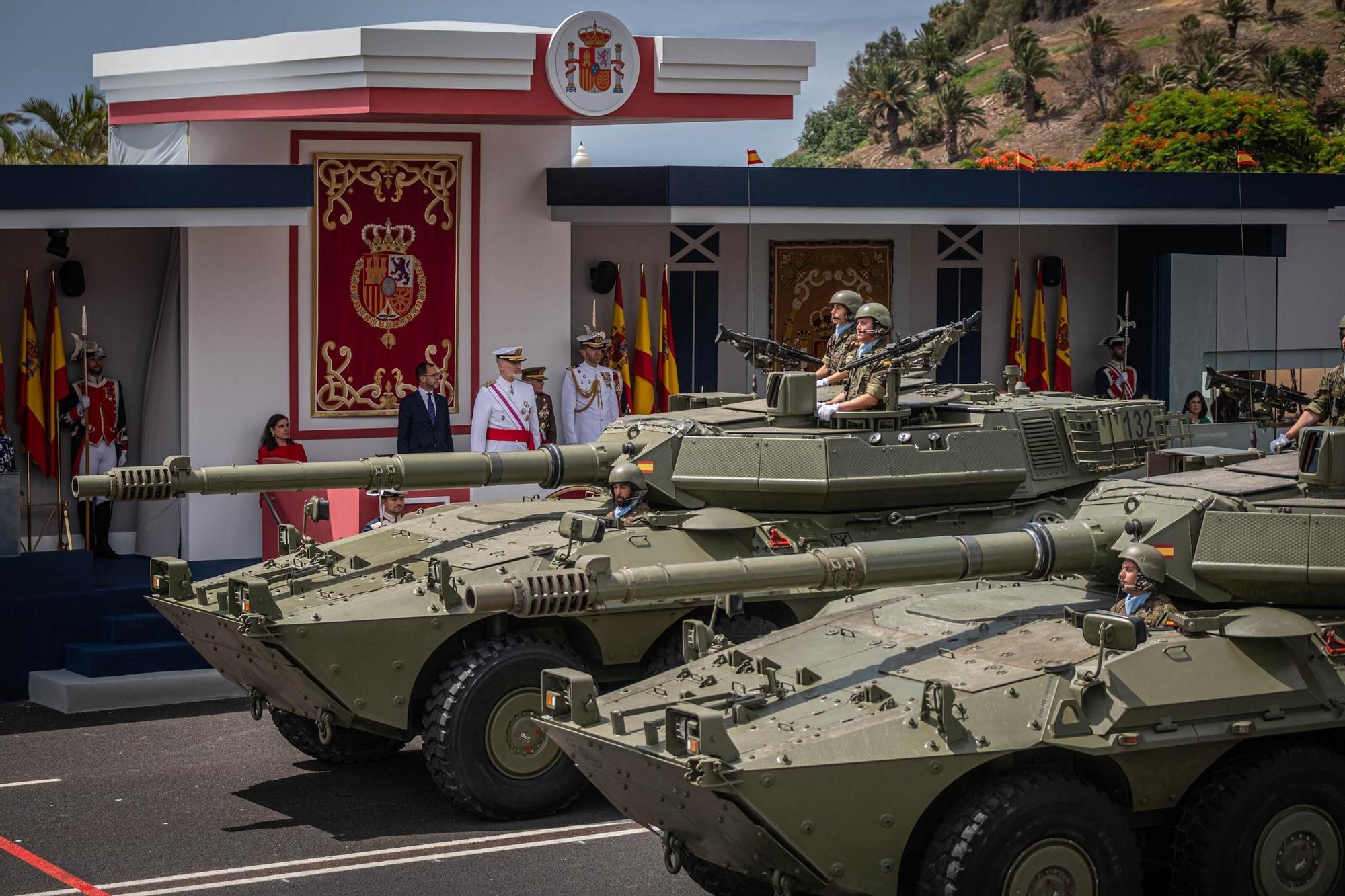 Las mejores imágenes del desfile militar de las Fuerzas Armadas en Tenerife con la presencia de Sus Majestades los Reyes