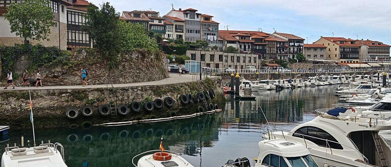 Al fondo, junto a los neumáticos, zona donde atracan los pesqueros dentro del puerto deportivo.