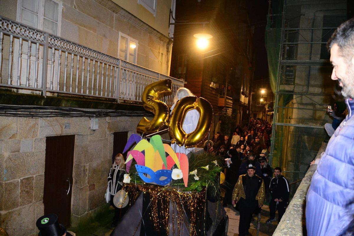 Desfile del " Momo" por las calles del casco vello de Cangas