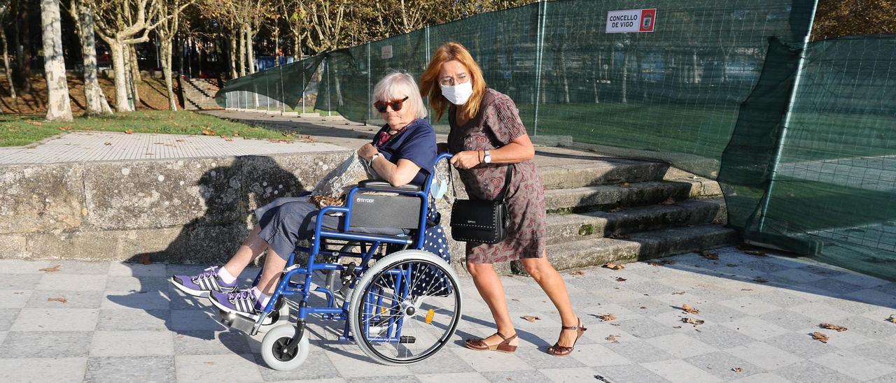 Una viguesa lleva a su madre, en silla de ruedas, por Samil.