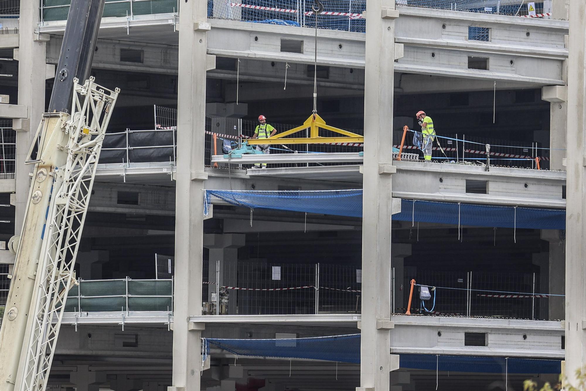 Amazon, una obra de altura en Bobes: grúas y escaleras colosales para montar un gigante