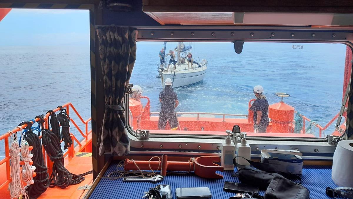 Rescate del velero que quedó a la deriva frente a las costas de Masca.