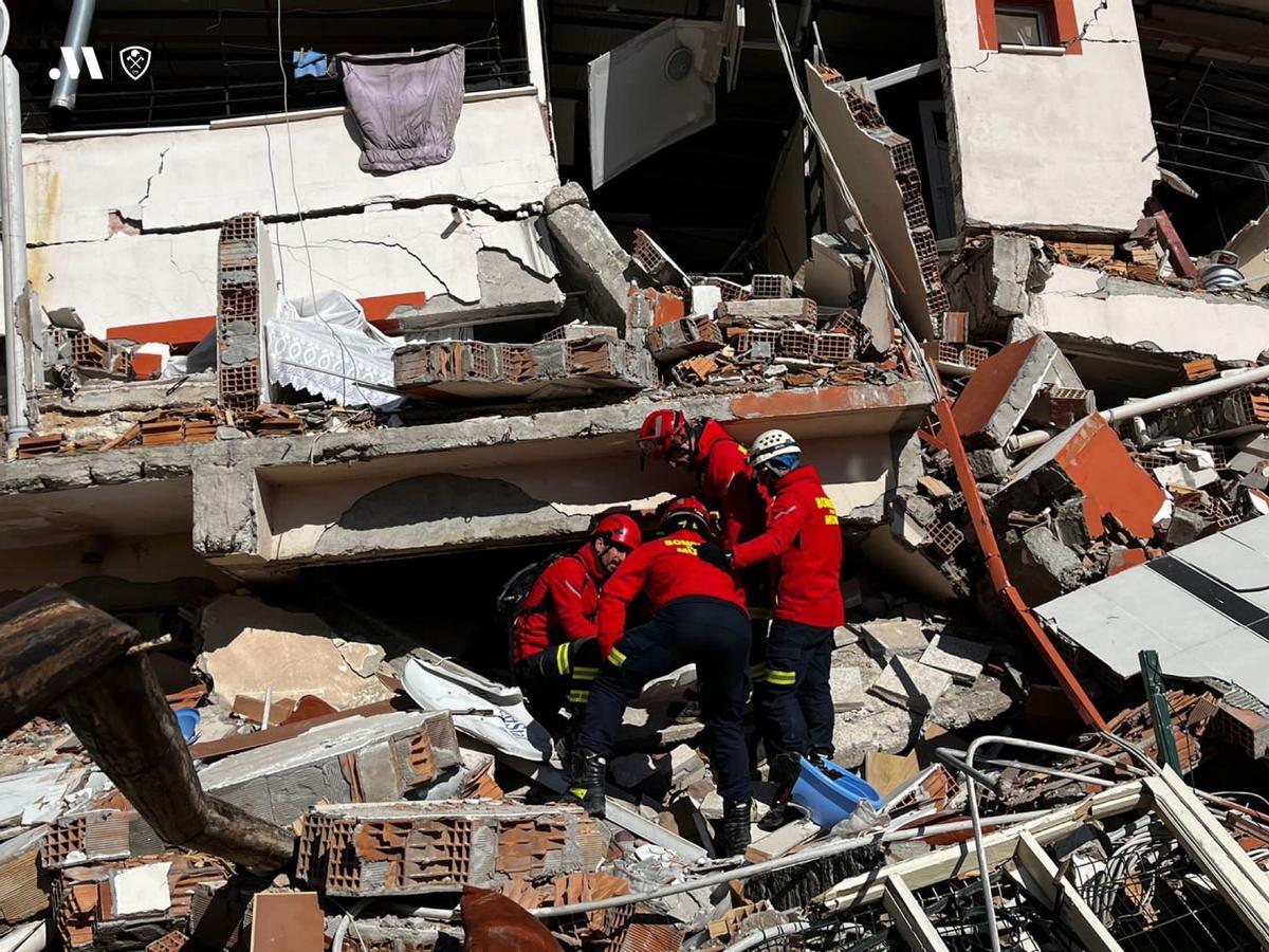 Bomberos del CPB Málaga realizando labores de rescate tras los terremotos en Turquía y Siria