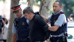 Mossos d’Esquadra custodian al detenido por el crimen de Vilanova.
