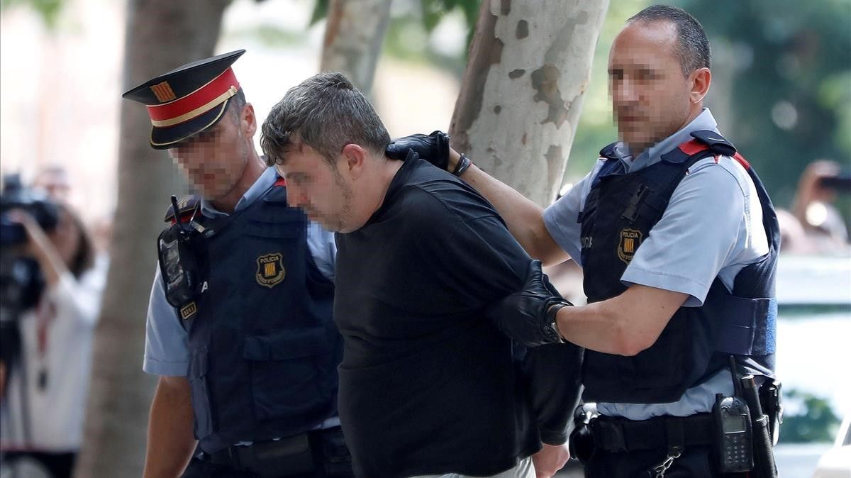 Los Mossos custodian al acusado tras su detención en el 2018.