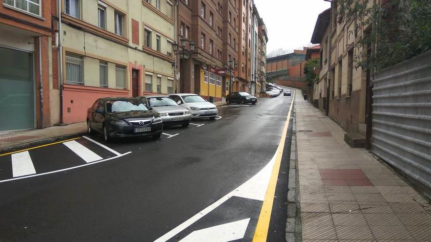 Los nuevos aparcamientos en batería de la calle Montes del Sueve.