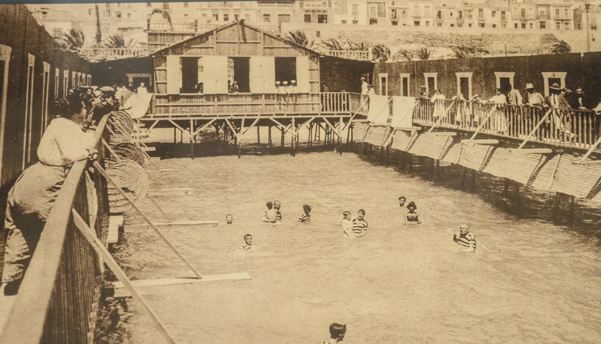 El Archivo Municipal recupera la historia de la playa del Postiguet