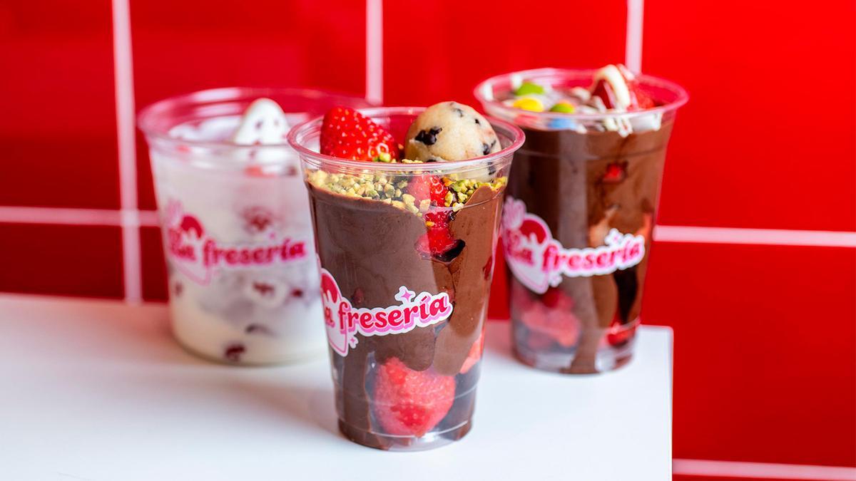 Vasos de fresas y chocolate con 'toppings' dulces.