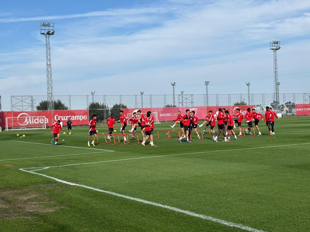 Los jugadores del Sevilla se ejercitan en la primera sesión de Luis García Plaza como nuevo entrenador
