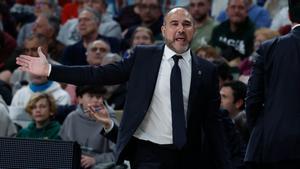 El entrenador del Real Madrid Chus Mateo durante el partido de la jornada 28 de la Euroliga entre Real Madrid y Fenerbahce