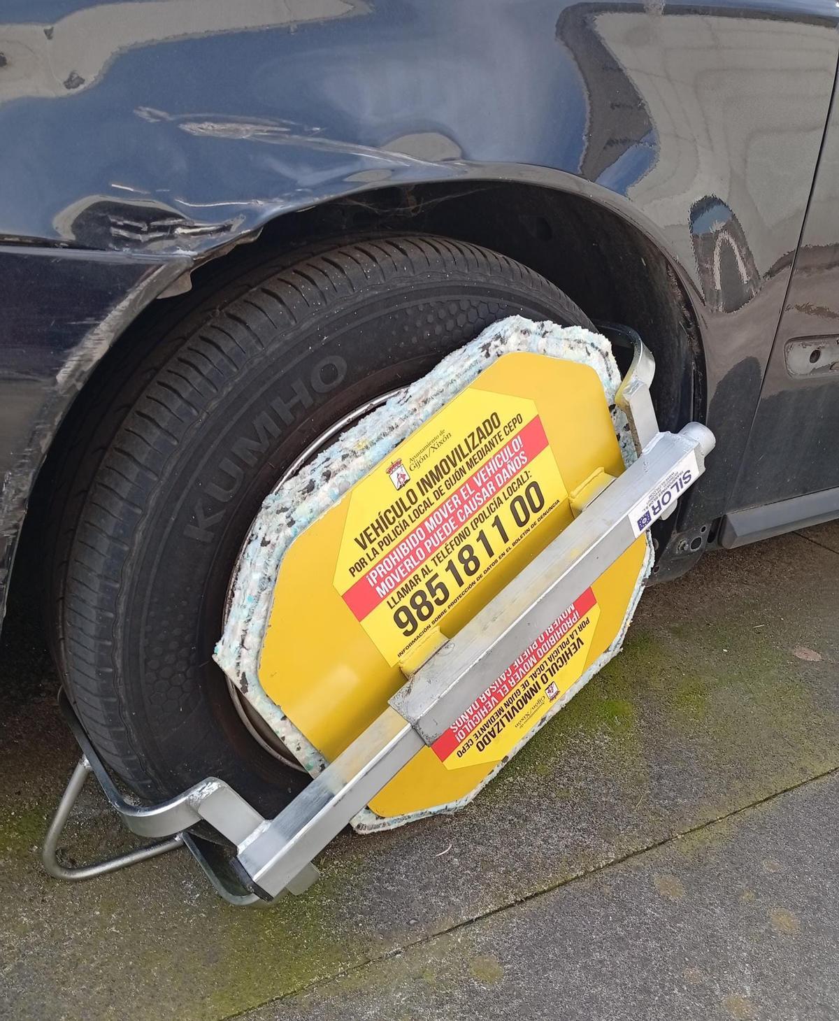 Un cepo en un coche mal aparcado.