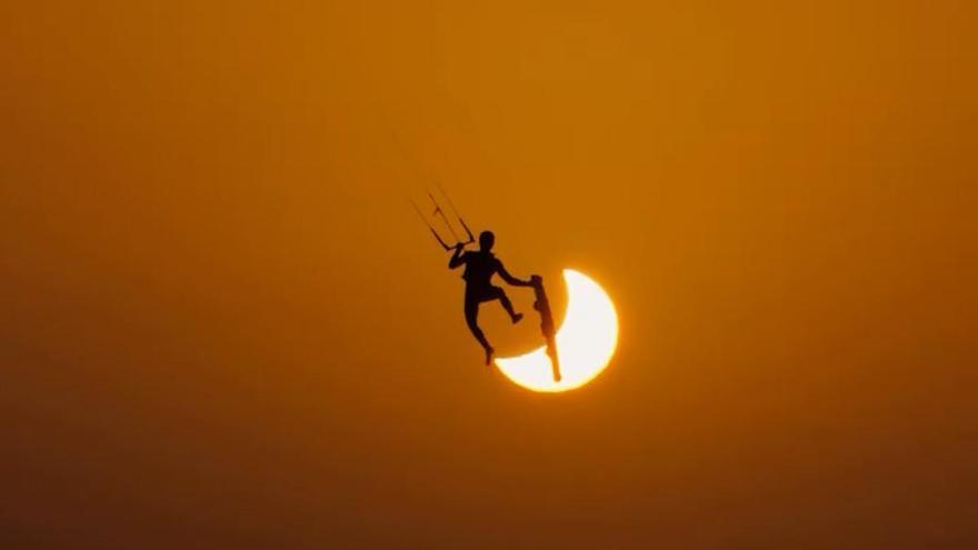 Un kitesurfista salta frente al eclipse de Sol en Tarifa y deja una imagen espectacular