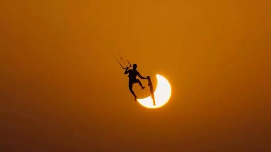 Un kitesurfista salta frente al eclipse de Sol en Tarifa y deja una imagen espectacular