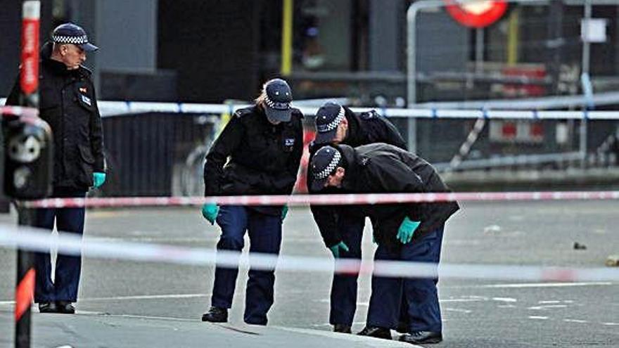 Diversos agents busquen proves a la zona de l&#039;atac terrorista.