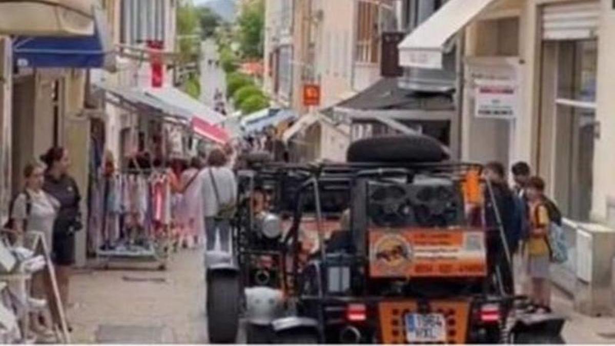 Descontrol en Artà: Indignación vecinal por la circulación de quads en pleno centro peatonal