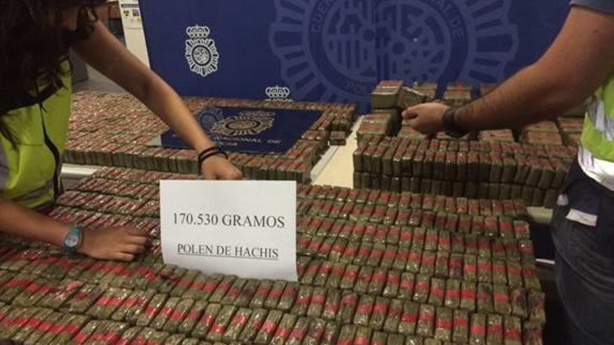 El hachís incautado en la operación antidroga.