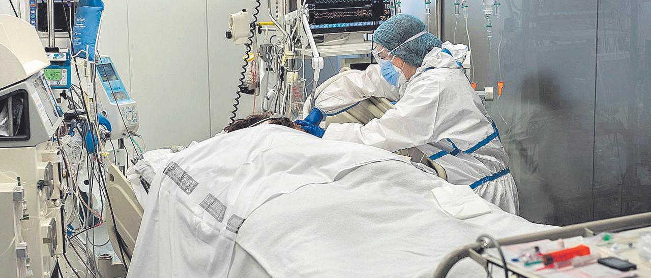 Imagen de archivo de un paciente grave de covid en la UCI del Hospital General de Valencia