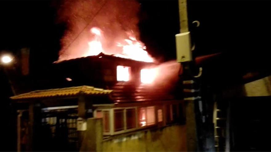 Un incendio calcina una vivienda en Fornelos
