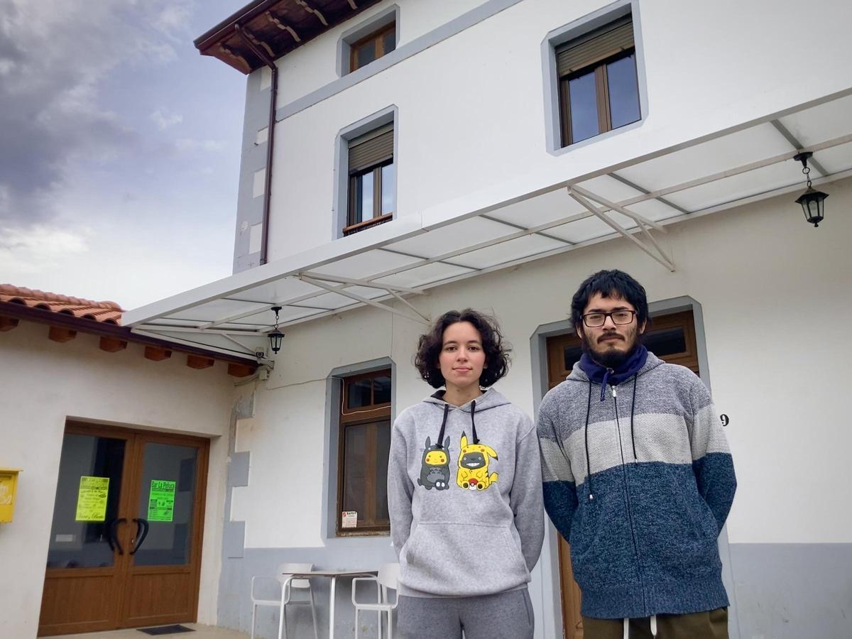 Julia Fernández y Daniel Cabanillas a la entrada del negocio.