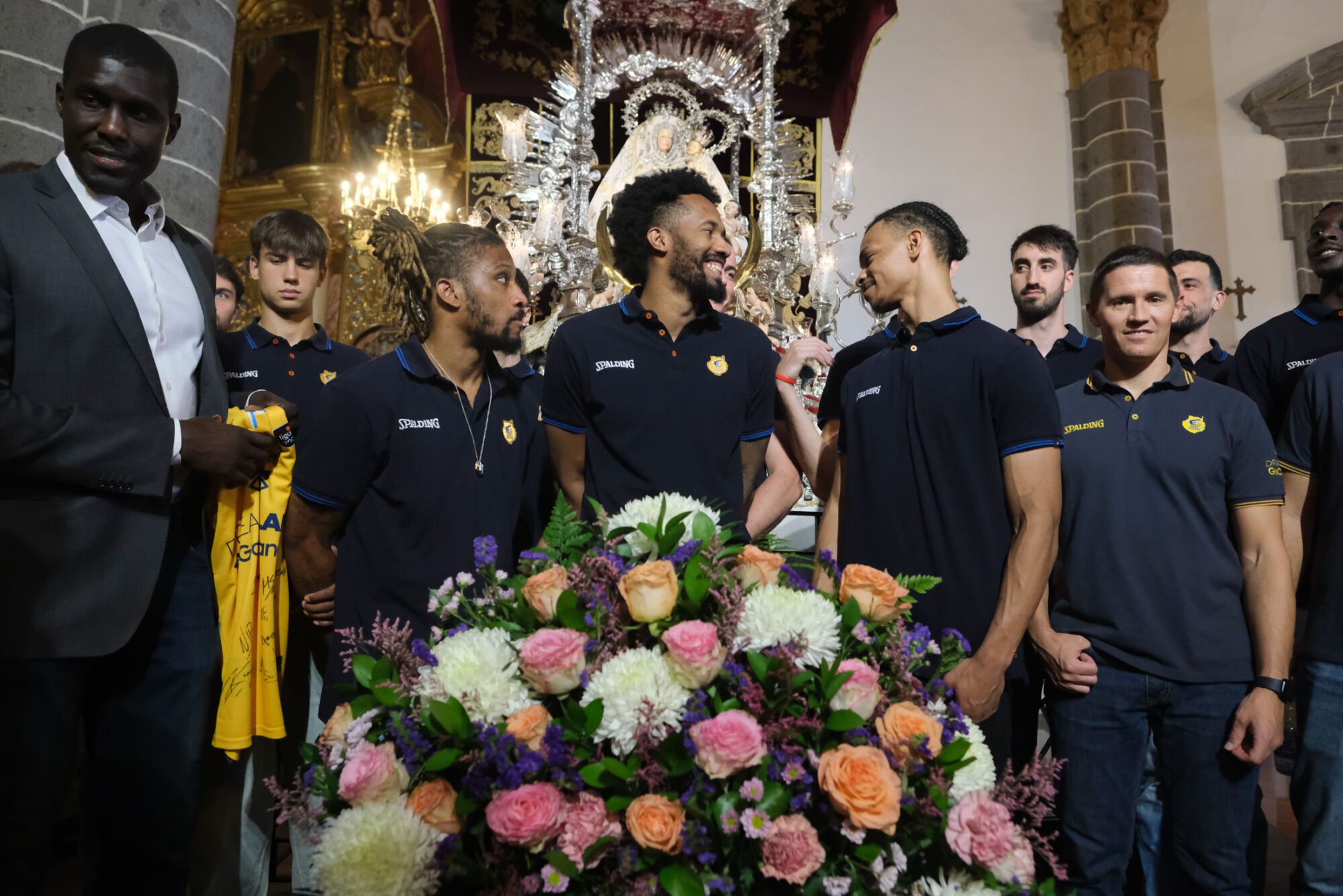 La plantilla del CB Gran Canaria visita a la Virgen del Pino